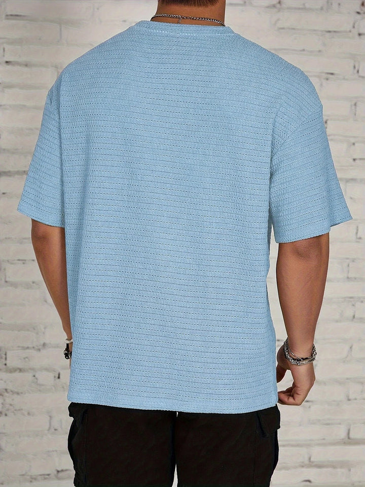 Maglietta uomo con texture, maniche corte, stile rilassato, casual, abbigliamento estivo versatile.
