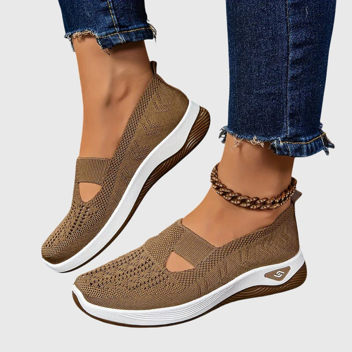 Sneakers slip on donna ultra comfort, traspiranti, con suola spessa ammortizzante, ideali per lunghe passeggiate.