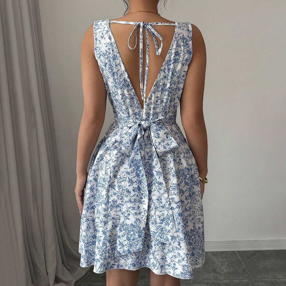 Abito estivo corto floreale da donna, senza maniche, stile A-linea. Comodo e chic per giornate di vacanza e relax.