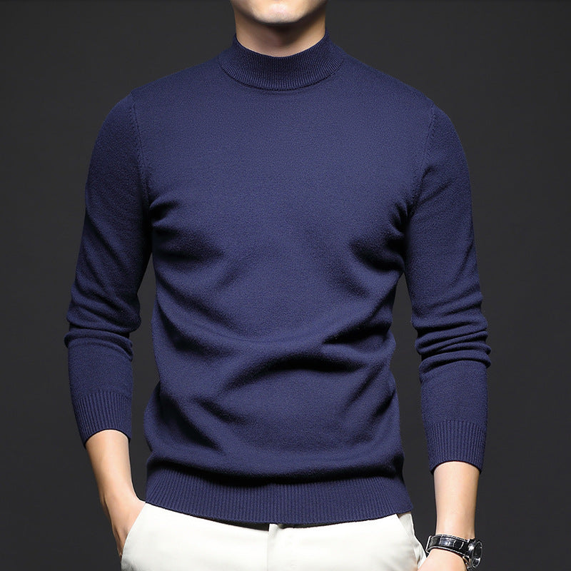Dettaglio del collo a mezza dolcevita di un maglione uomo slim fit, enfatizzando lo stile moderno.