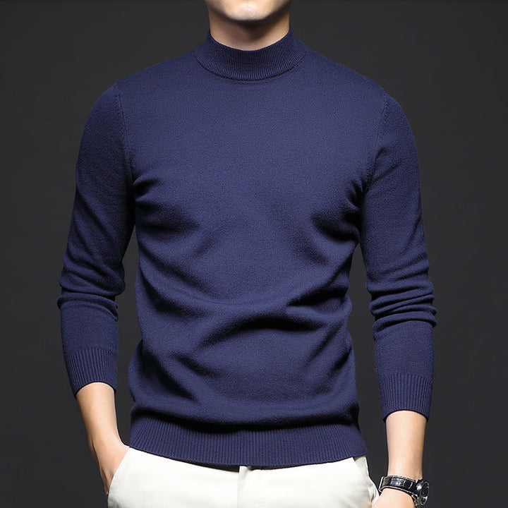 Dettaglio del collo a mezza dolcevita di un maglione uomo slim fit, enfatizzando lo stile moderno.
