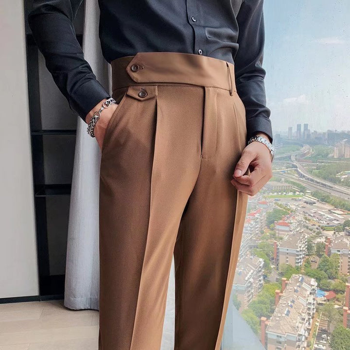Pantaloni uomo slim fit, taglio dritto ed elegante. Perfetti per lavoro, ufficio o moda casual.