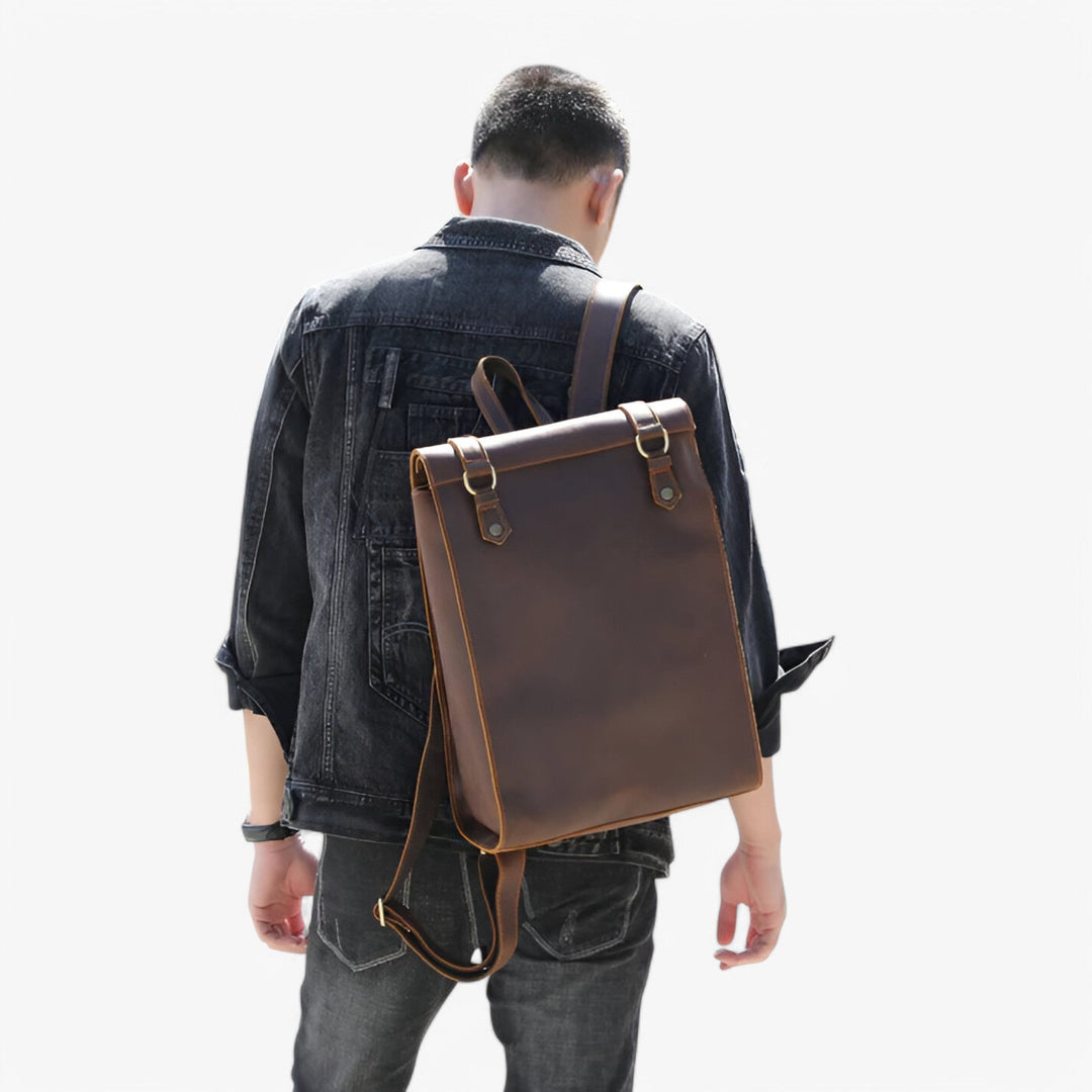 Zaino uomo rettangolare regolabile, colore caffè con doppia fibbia per un look elegante.