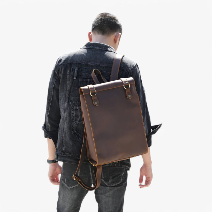 Zaino uomo rettangolare regolabile, colore caffè con doppia fibbia per un look elegante.
