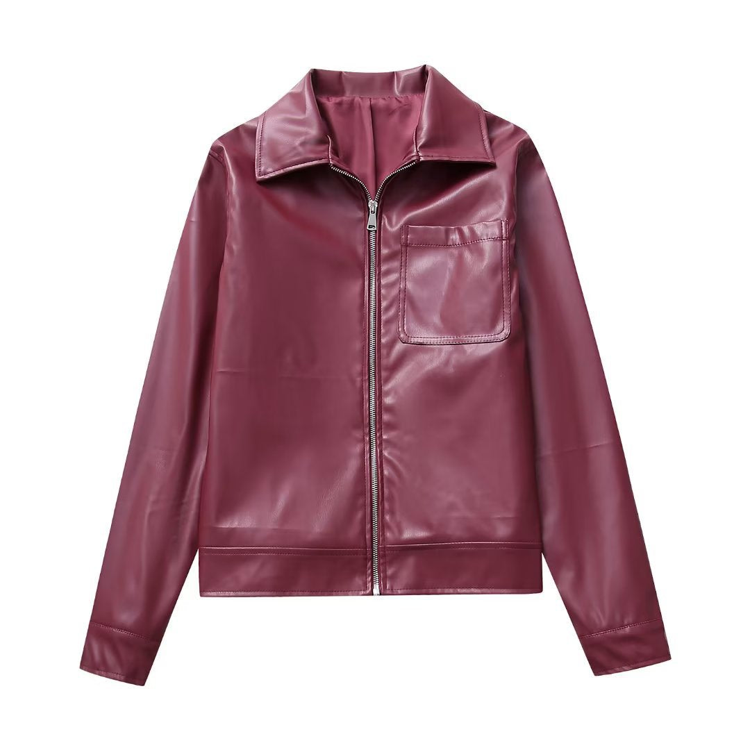 Capispalla donna invernale: giacca biker elegante rosso vino con revers e cerniera. Ideale per moda urbana casual.
