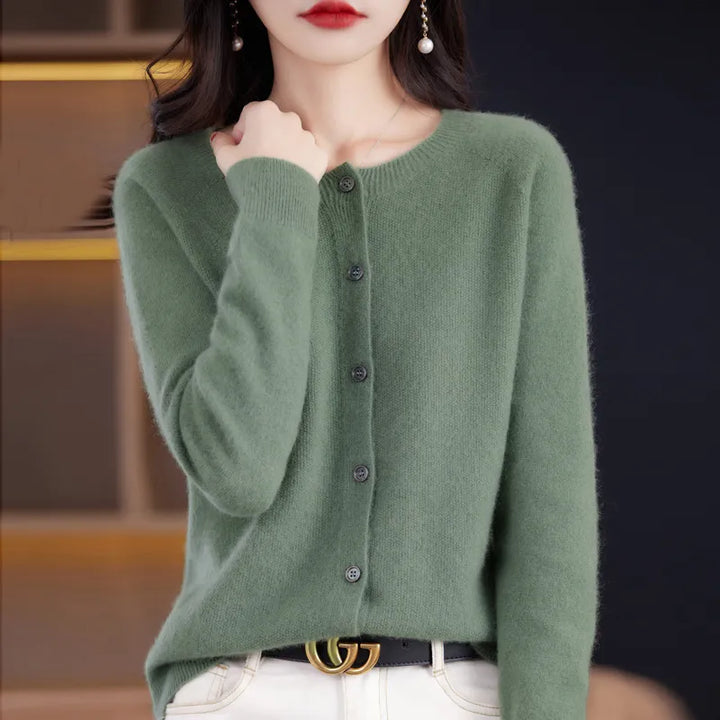 Cardigan donna moda autunno, con bottoni frontali e stile versatile femminile.