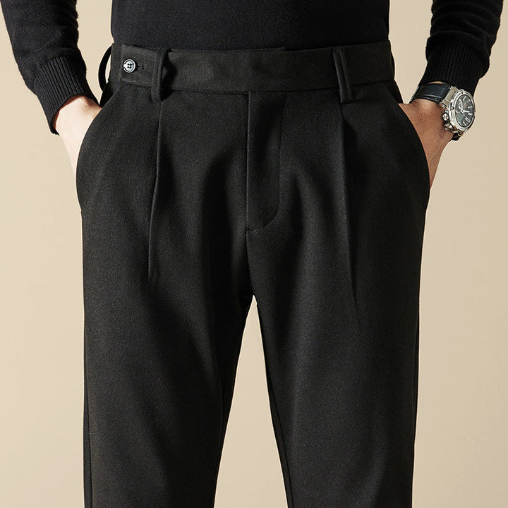 Pantaloni neri uomo slim fit per ufficio, stile elegante e professionale. Abbigliamento formale con comfort su misura.
