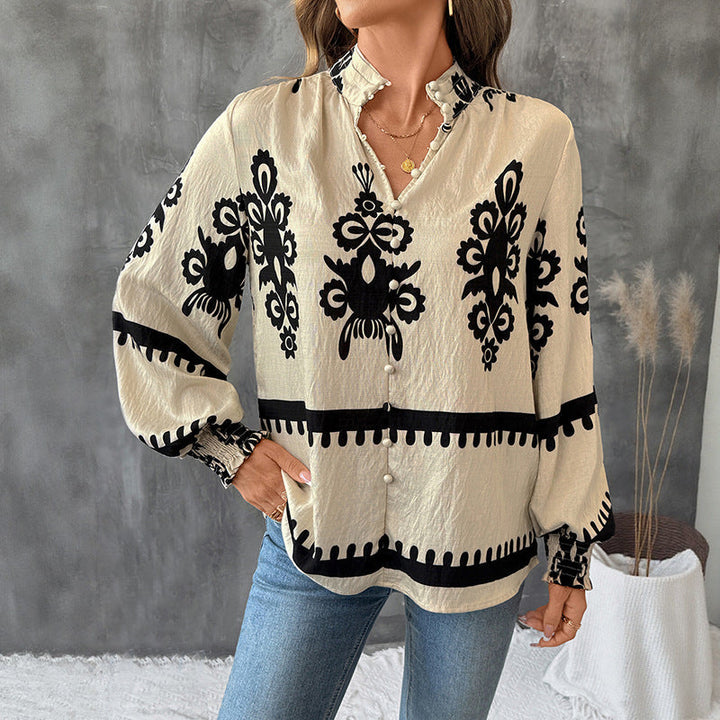 Elegante camicia pullover beige rosato con stampa etnica, maniche a lanterna e colletto alto. Abbigliamento femminile.