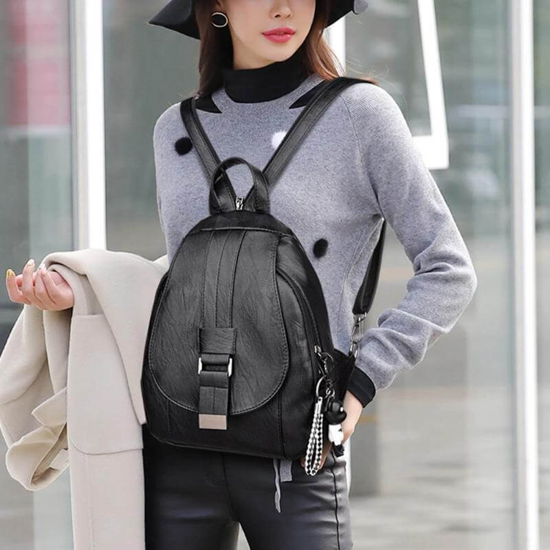 Elegante zaino da donna multicolore con chiusura a patta, perfetto accessorio moda.