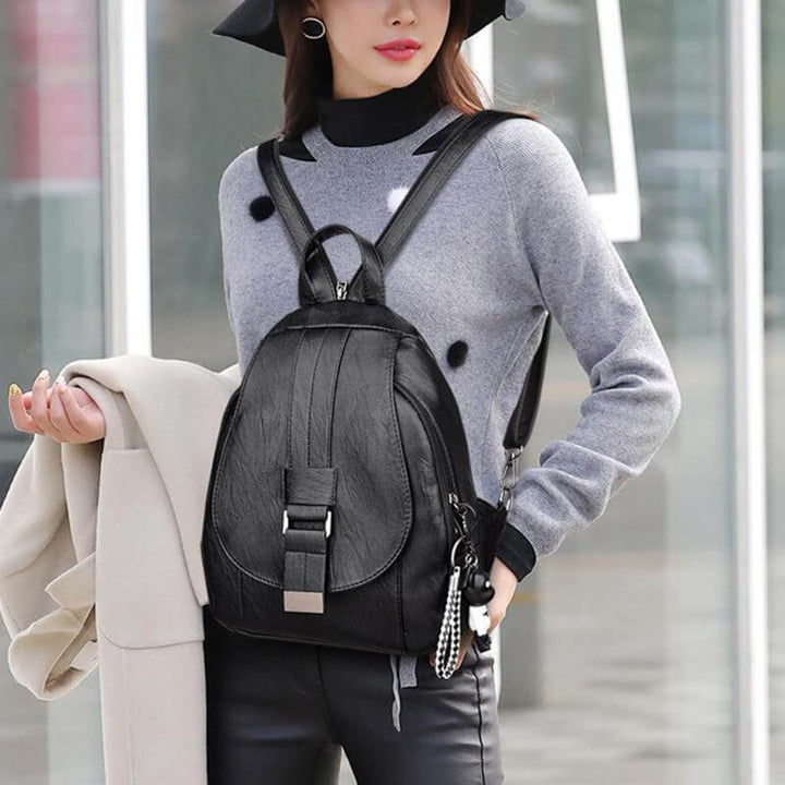 Elegante zaino da donna multicolore con chiusura a patta, perfetto accessorio moda.