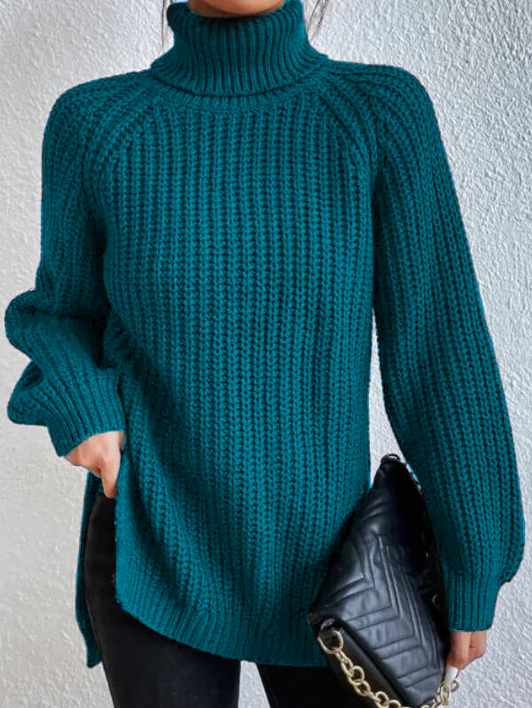 Maglione donna con collo alto e maniche raglan. Spacco laterale aggiunge versatilità e stile quotidiano.