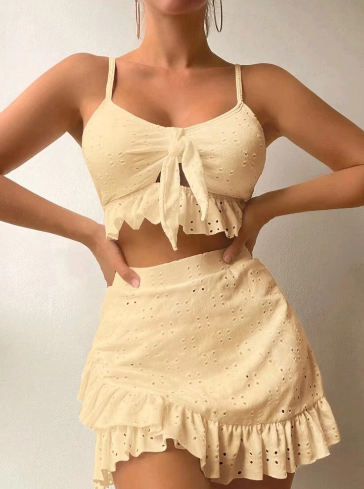 Bikini donna raffinato a tre pezzi con top, slip e copricostume, dettagli increspati per un look chic.