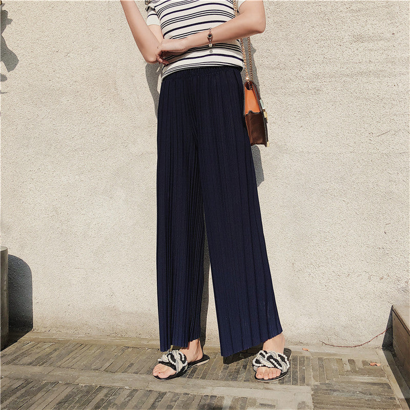 Pantaloni donna pieghettati a gamba larga, modello cropped. Ideali per look versatili ed eleganti.
