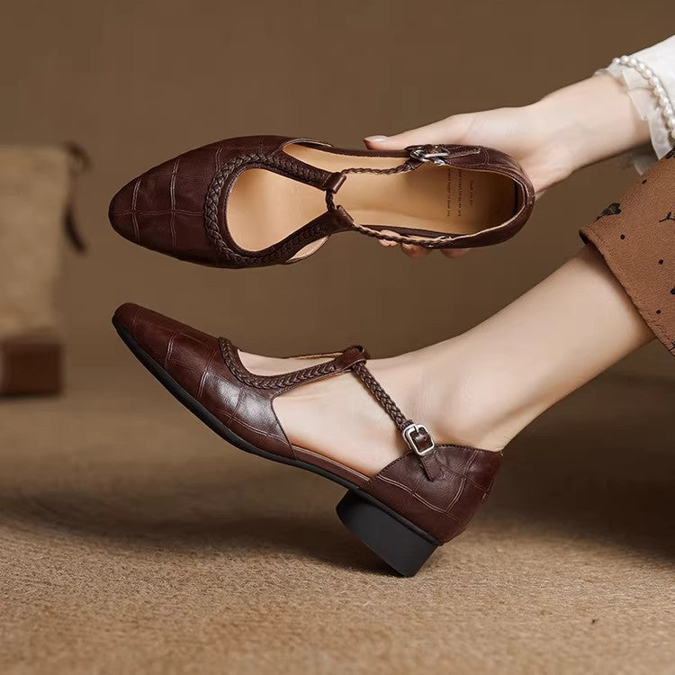 Calzature donna moda: sandali eleganti con tacco largo, punta tonda. Versatili per uscita, lavoro o eventi estivi.