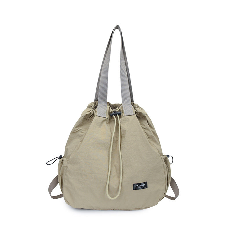 Elegante zaino da donna convertibile e leggero, versatile come borsa a spalla per viaggio o uso giornaliero.