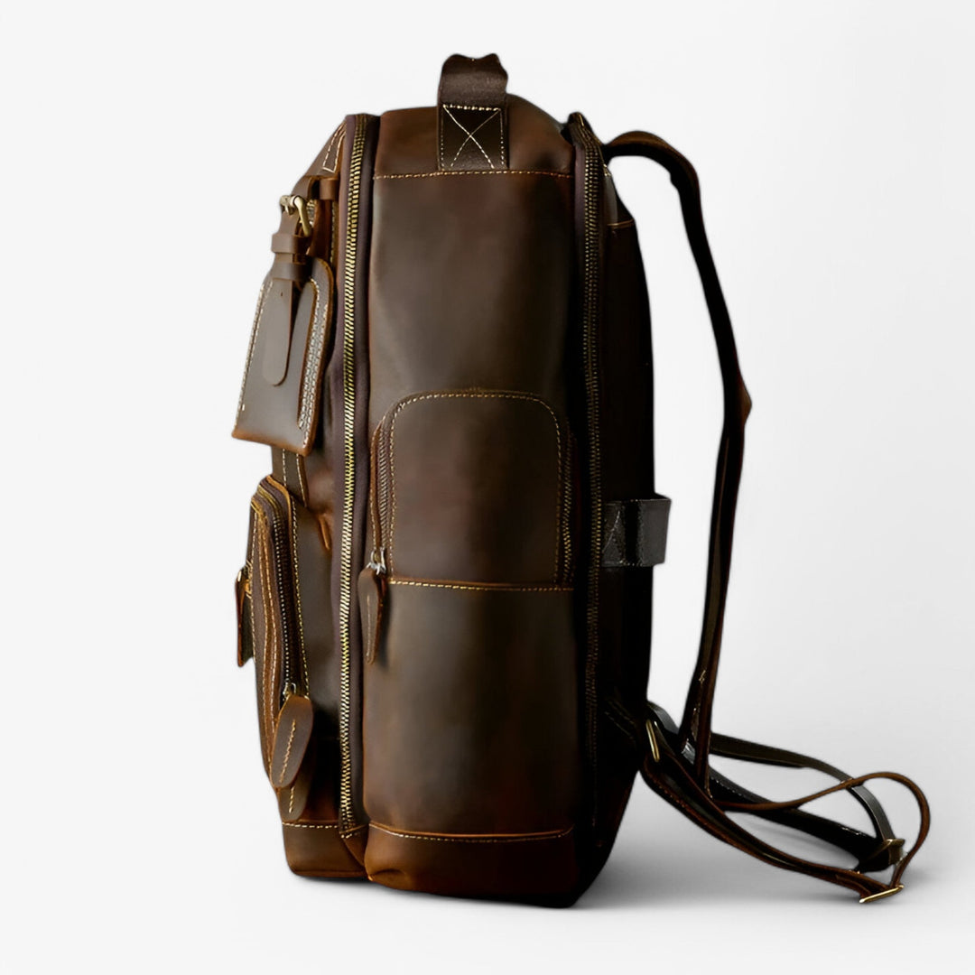 Borsa zaino unisex marrone robusta, ideale per adulti che necessitano di spazio e praticità quotidiana.