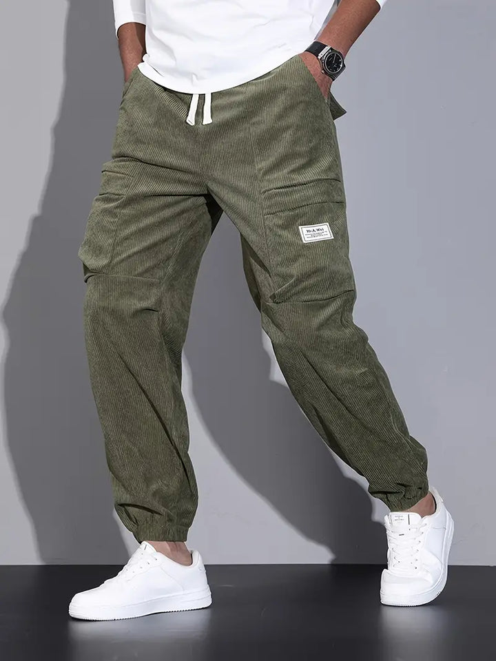 Stile urbano con pantaloni cargo uomo slim fit multitasche, comfort assicurato.