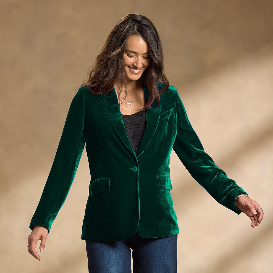Dettaglio del ricamo collage su giacca slim fit da donna, per un tocco di eleganza autunnale e formale.