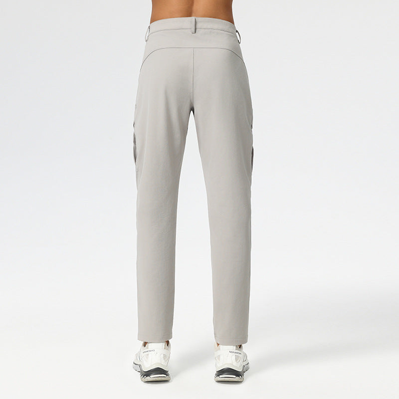 Pantaloni cargo uomo stile utility, ideali per look casual e urbano. Vita elastica per massima libertà di movimento.