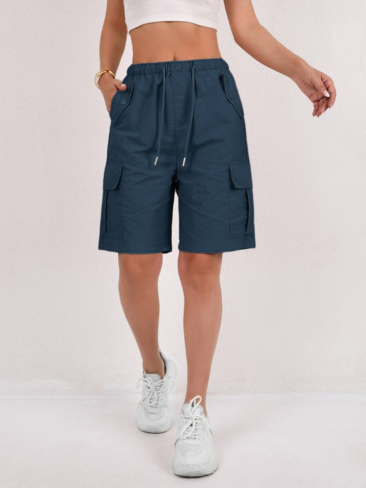Short cargo donna, design casual, vita elasticizzata per un fit perfetto, e pratiche tasche per ogni necessità.