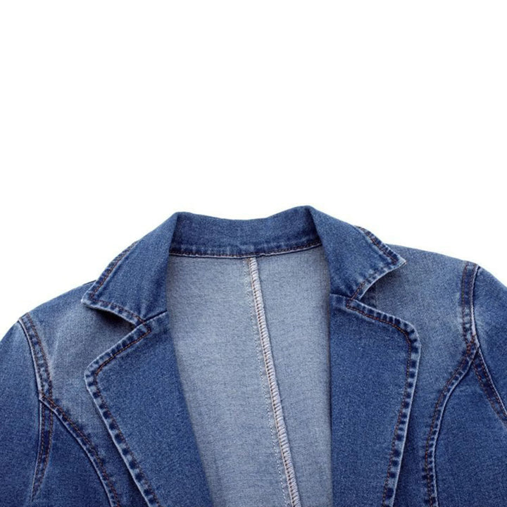 Blazer da donna in denim blu, unisce comfort e stile moderno, adatto per la moda casual primaverile.