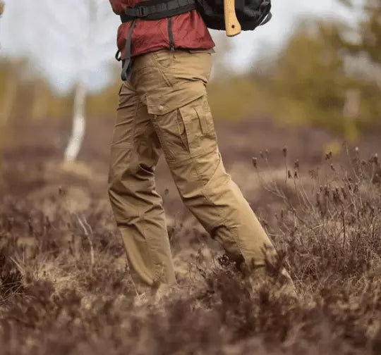 Pantaloni tattici cargo uomo, robusti e funzionali per outdoor, avventura ed escursionismo.