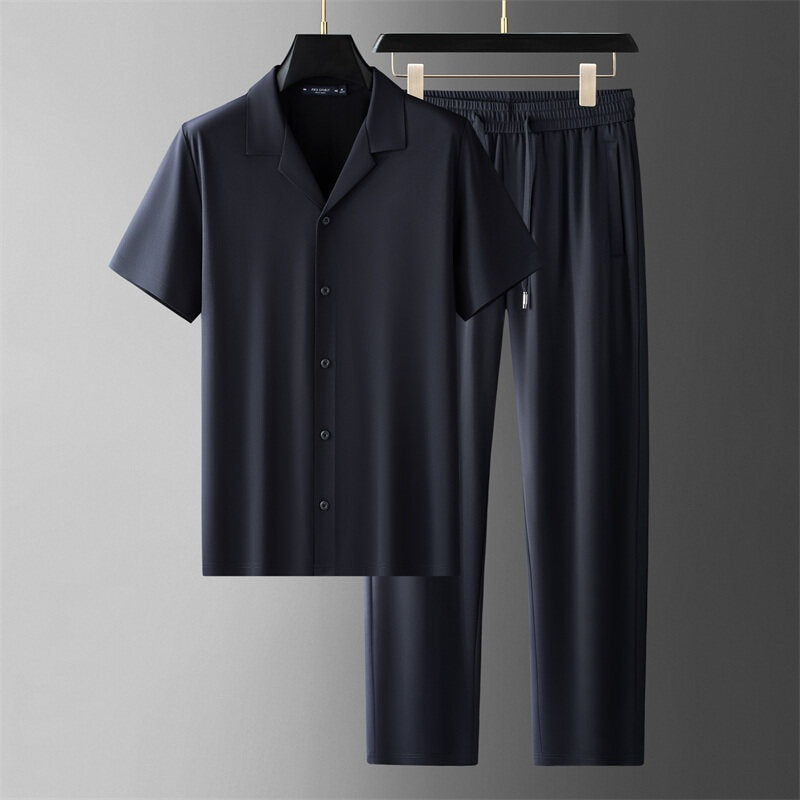 Moda uomo: set estivo con camicia a maniche corte e pantaloni coordinati, per un abbigliamento versatile ed elegante.