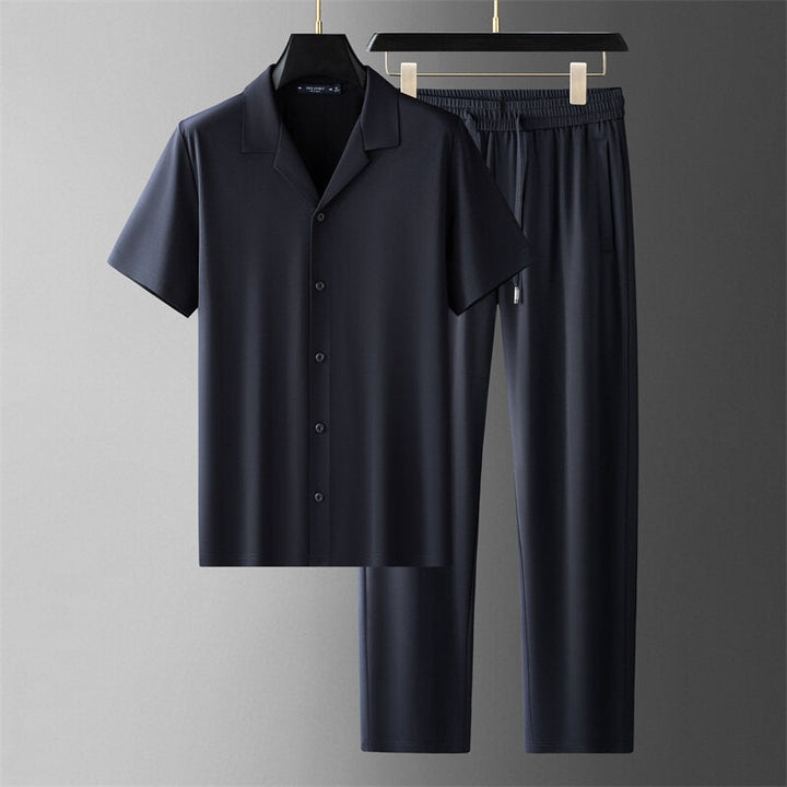 Moda uomo: set estivo con camicia a maniche corte e pantaloni coordinati, per un abbigliamento versatile ed elegante.