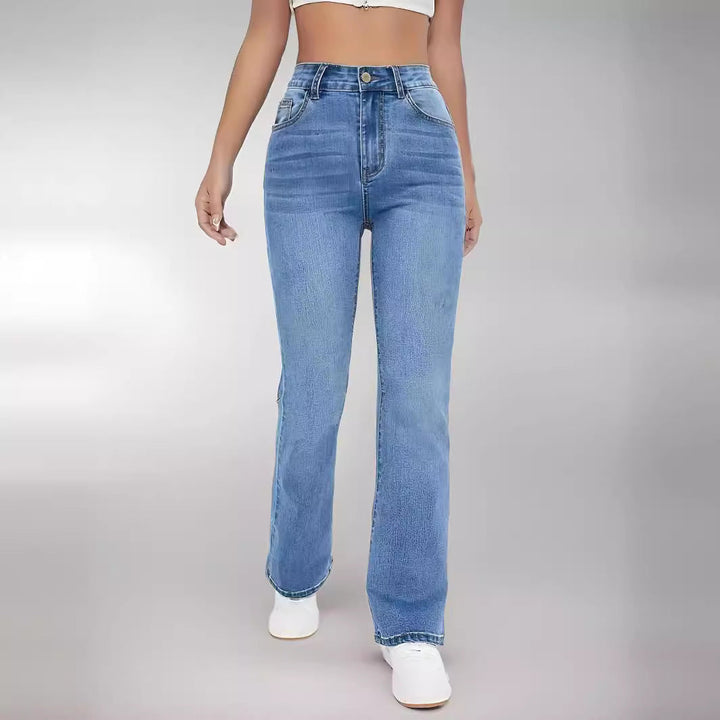 Eleganti jeans donna a vita alta azzurro cielo, vestibilità slim e gamba dritta. Ideali per moda casual.
