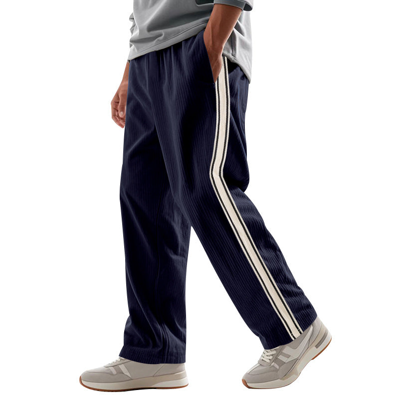 Versatili pantaloni maschili a righe, taglio dritto, perfetti per look casual o smart.