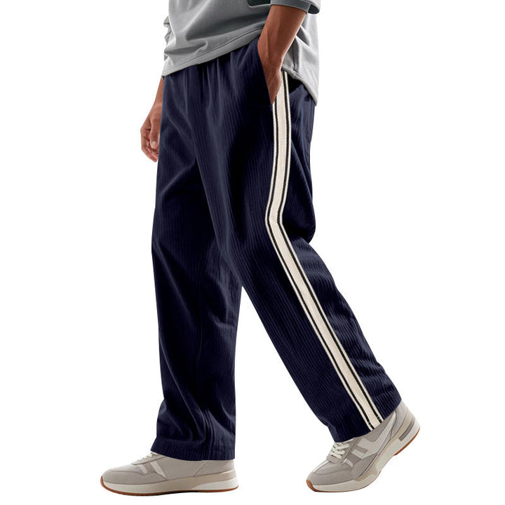 Versatili pantaloni maschili a righe, taglio dritto, perfetti per look casual o smart.