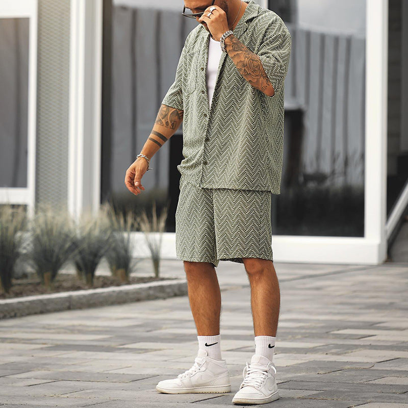 Set coordinato uomo estivo oliva con camicia e pantaloncini, ideale per look casual e confortevoli. Abbigliamento moda.