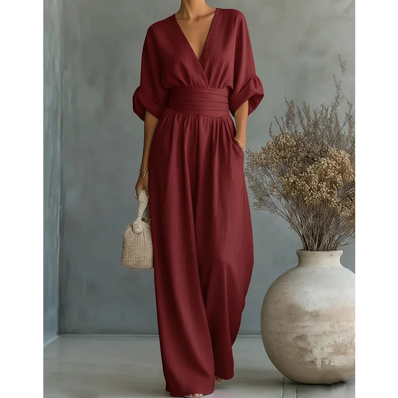 Tuta elegante gialla da donna, scollo a V, pantaloni a gamba larga. Abbigliamento estivo.