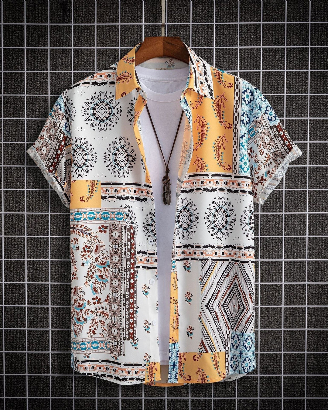 Camicia uomo leggera con stampa floreale, perfetta per l'estate, tessuto traspirante e colori vivaci.
