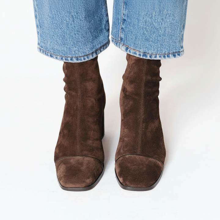 Stivaletti donna moderni alla caviglia, con punta quadrata e tacco largo. Offrono comfort e stile chic.