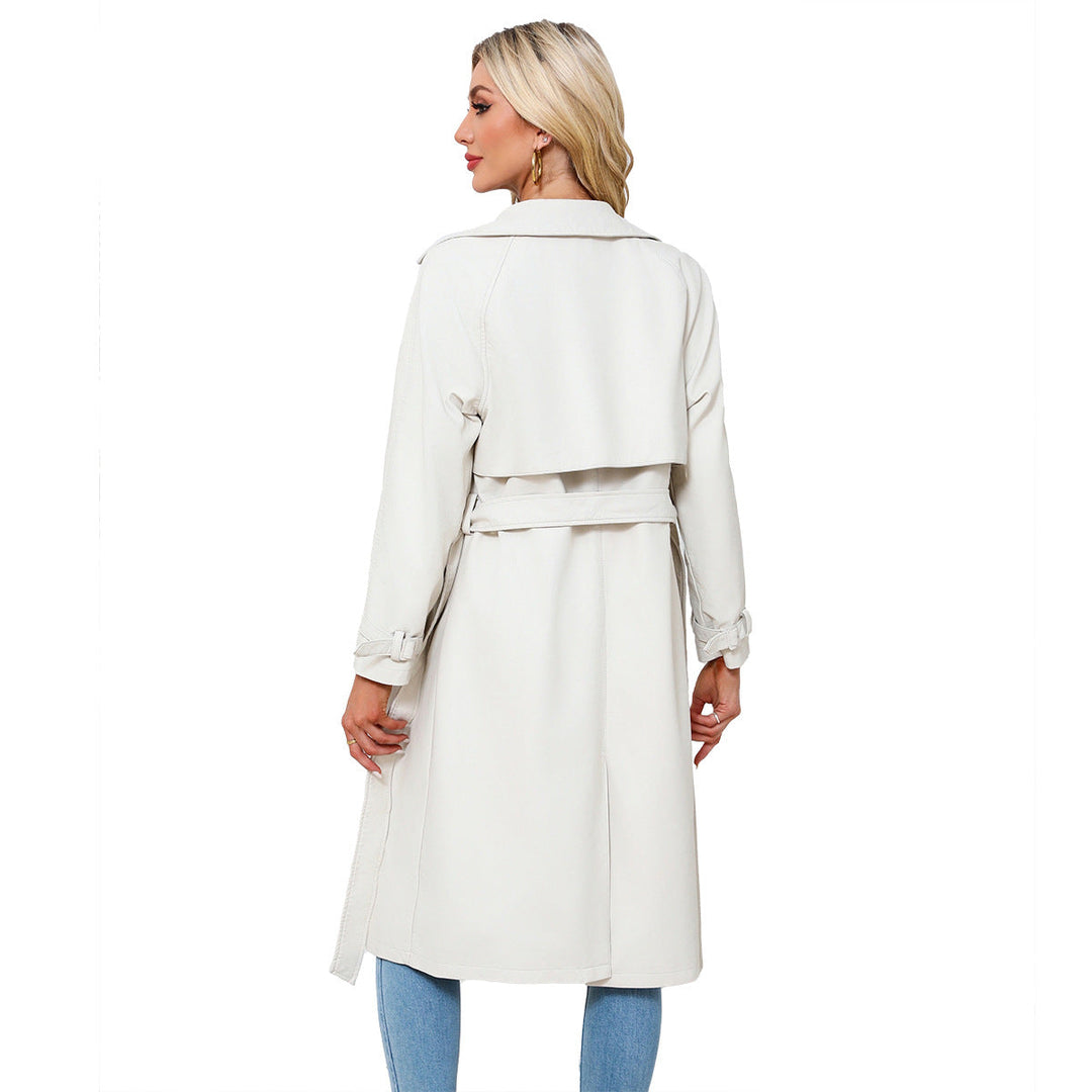 Elegante trench nero da donna, lungo, con revers classici e cintura regolabile. Un capo must-have.