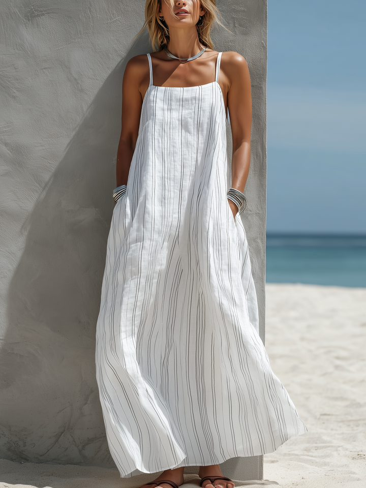 Abito maxi smanicato da donna elegante a righe sottili, ideale per serate estive o eventi casual.