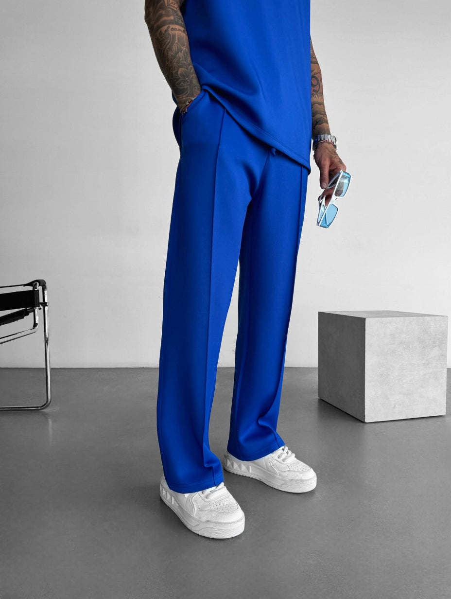 Set estivo da uomo, top sleeveless e pantaloni sartoriali, per un look impeccabile anche a casa.