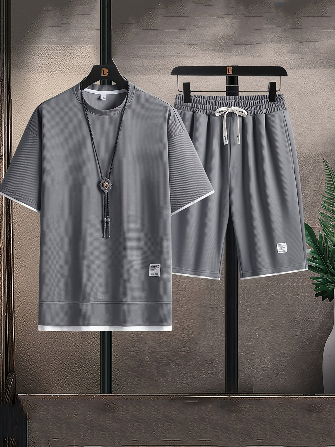 Completo uomo due pezzi sportivo estivo: T-shirt casual e pantaloncini comodi per tempo libero.