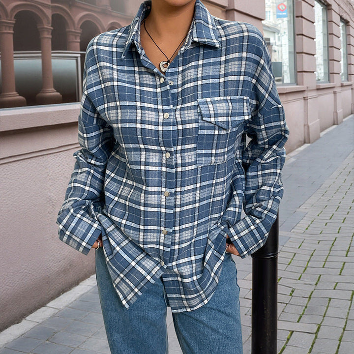 Camicia lunga donna a quadri blu con bottoni. Stile casual e comfort quotidiano per l'abbigliamento femminile versatile.