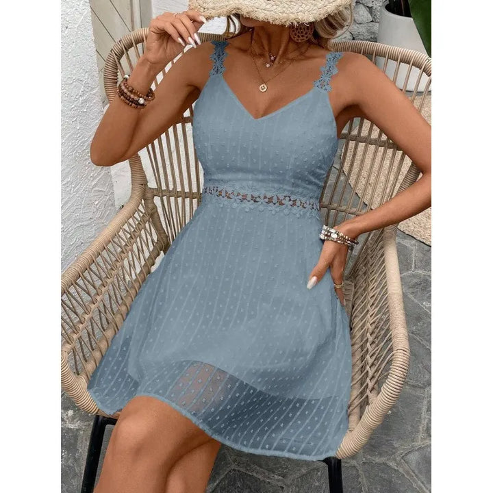 Abito mini donna plumetis con spalline in pizzo, abbinato ad accessori estivi. Vestito elegante versatile.