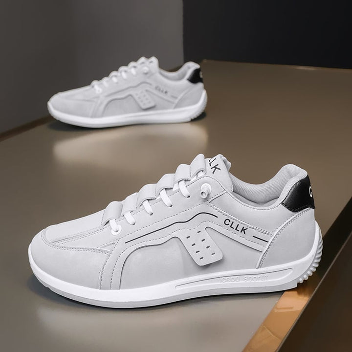 Primo piano: dettagli suola piatta e lacci delle scarpe da skate uomo, per comfort e stile.