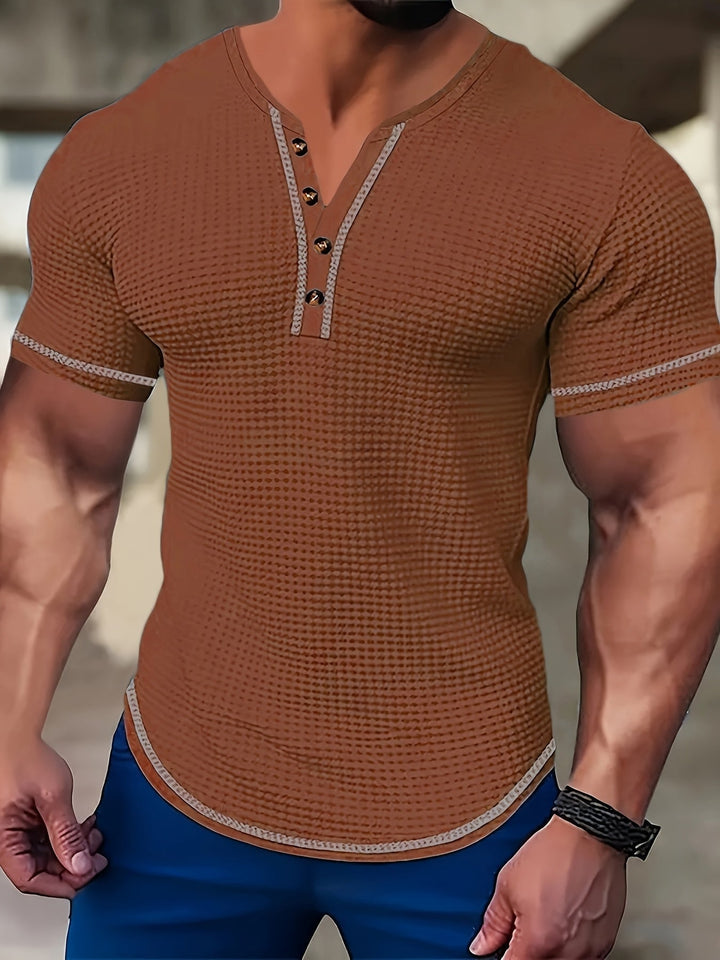 Maglietta Henley uomo casual con bottoni, maniche corte e bordo in contrasto. Versatile per ogni giorno, stile moderno.