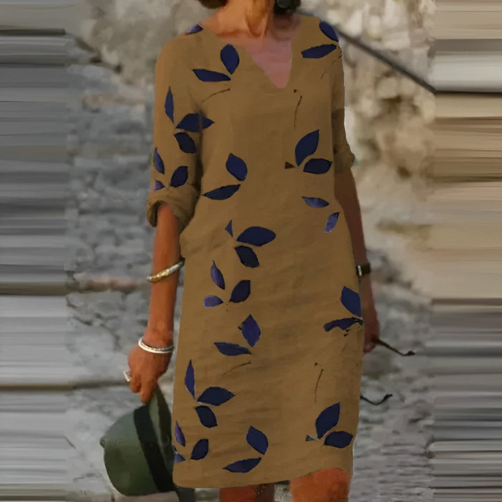 Vestito donna dalla linea fluida con stampa a foglie, ideale per un look casual-elegante primaverile o autunnale.