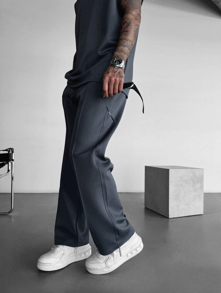 Set lounge uomo, top senza maniche e pantaloni sartoriali, per un look disinvolto e alla moda.