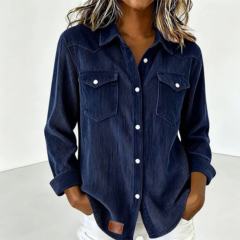 Dettaglio camicia donna in velluto a coste, texture morbida, bottoni lucidi e tasche applicate.