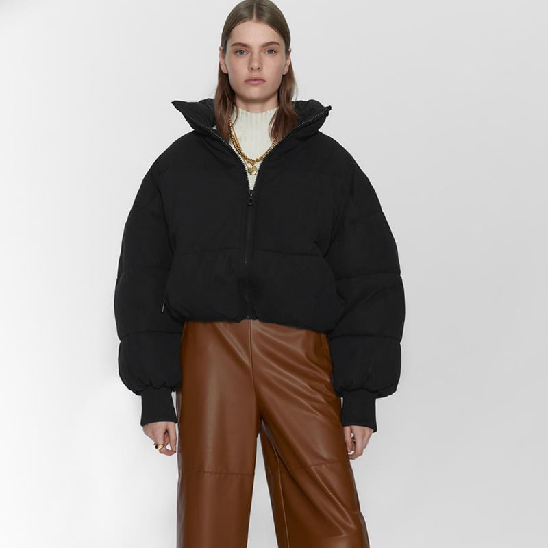 Piumino invernale donna slim nero con collo alto, elegante e caldo per outfit invernali alla moda.