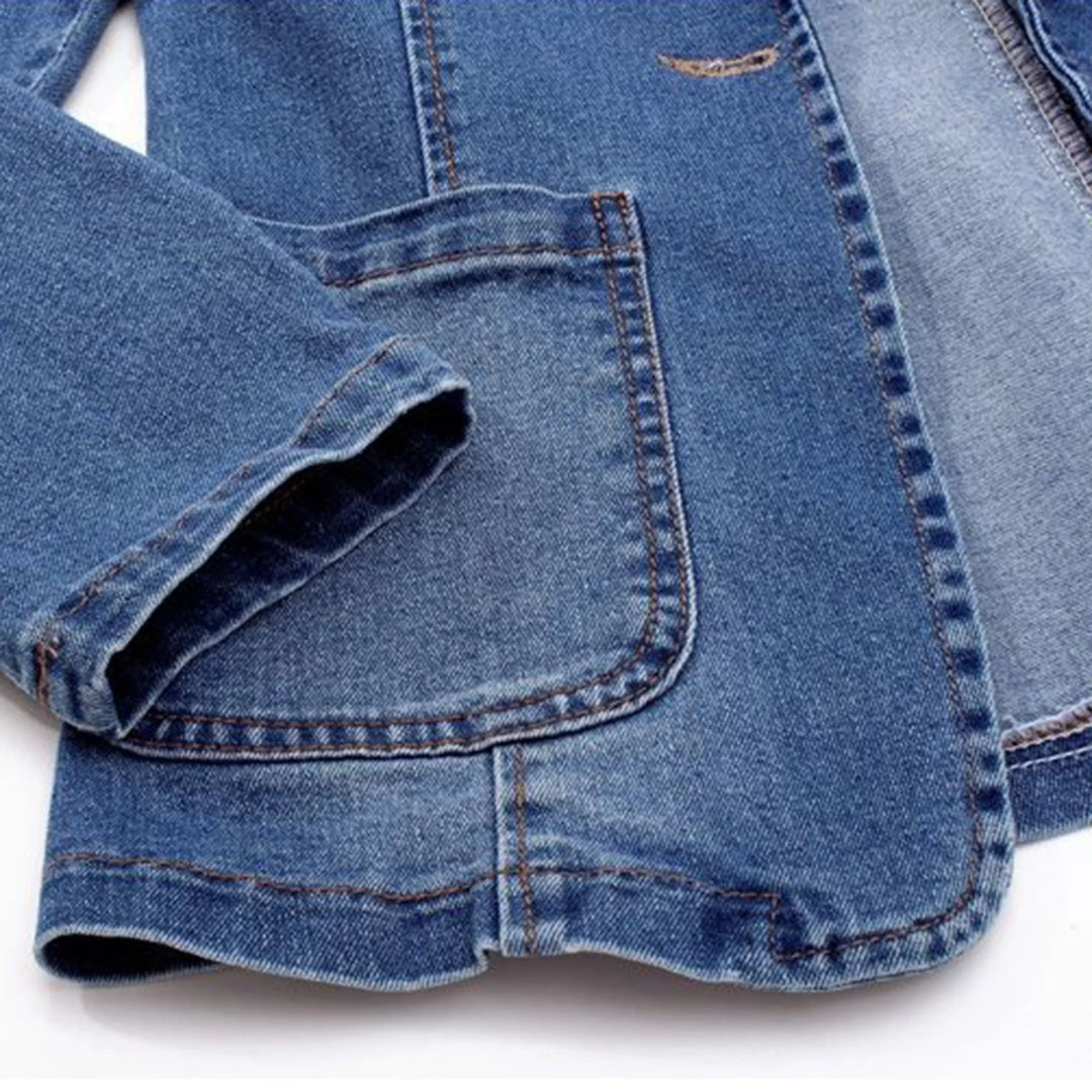 Blazer donna in denim blu leggero, capo versatile per un'eleganza quotidiana e outfit moda primavera.