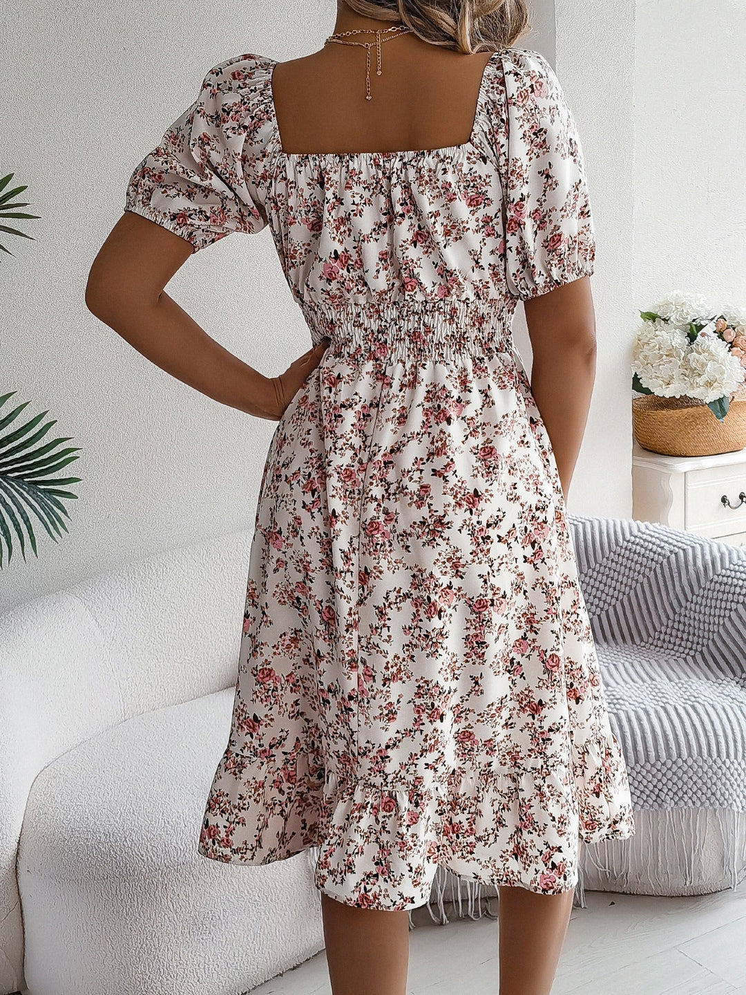 Abito floreale midi donna, scollo quadrato e volant, un capo essenziale per la moda estiva.