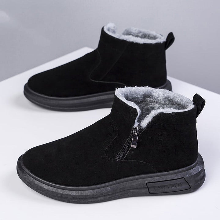 Stivaletti invernali uomo neri con zip laterale, suola piatta. Comfort e stile casual per l'inverno.